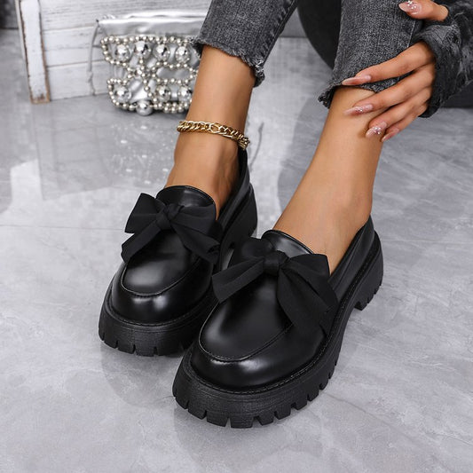 Cloe - Mocasín de Charol con Lazo y Suela Track